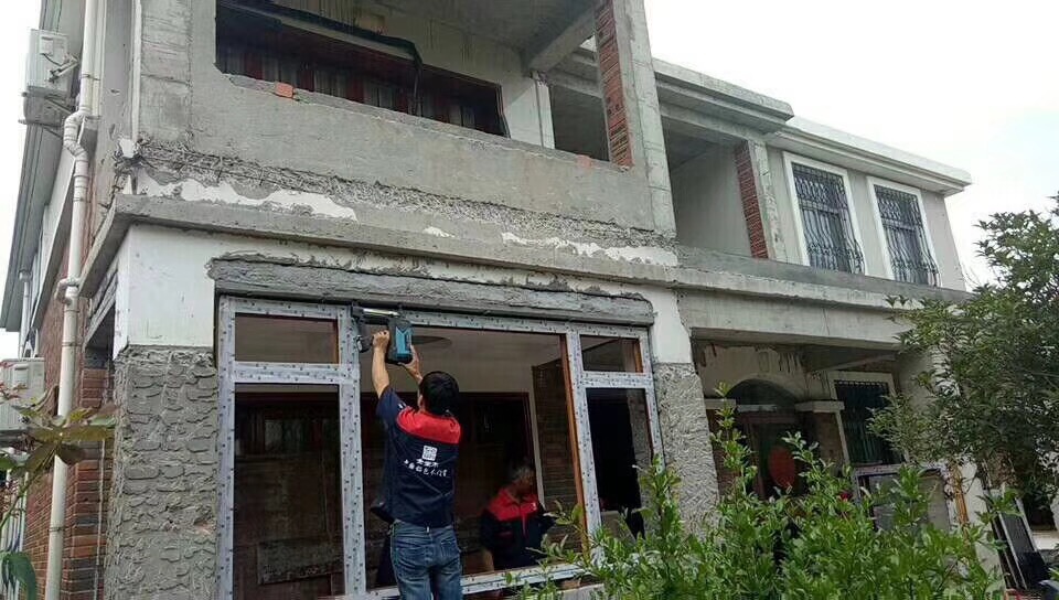 金堂木鋁包木門窗安裝現場