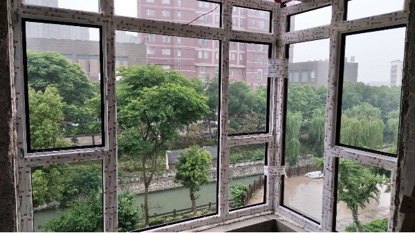 金堂木為華潤橡樹灣提供鋁包木門窗案例