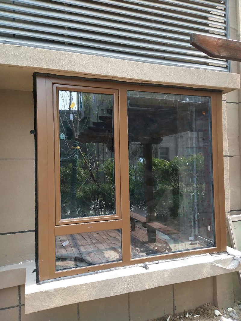 徐州華潤(rùn)橡樹灣鋁包木門窗安裝現(xiàn)場(chǎng)