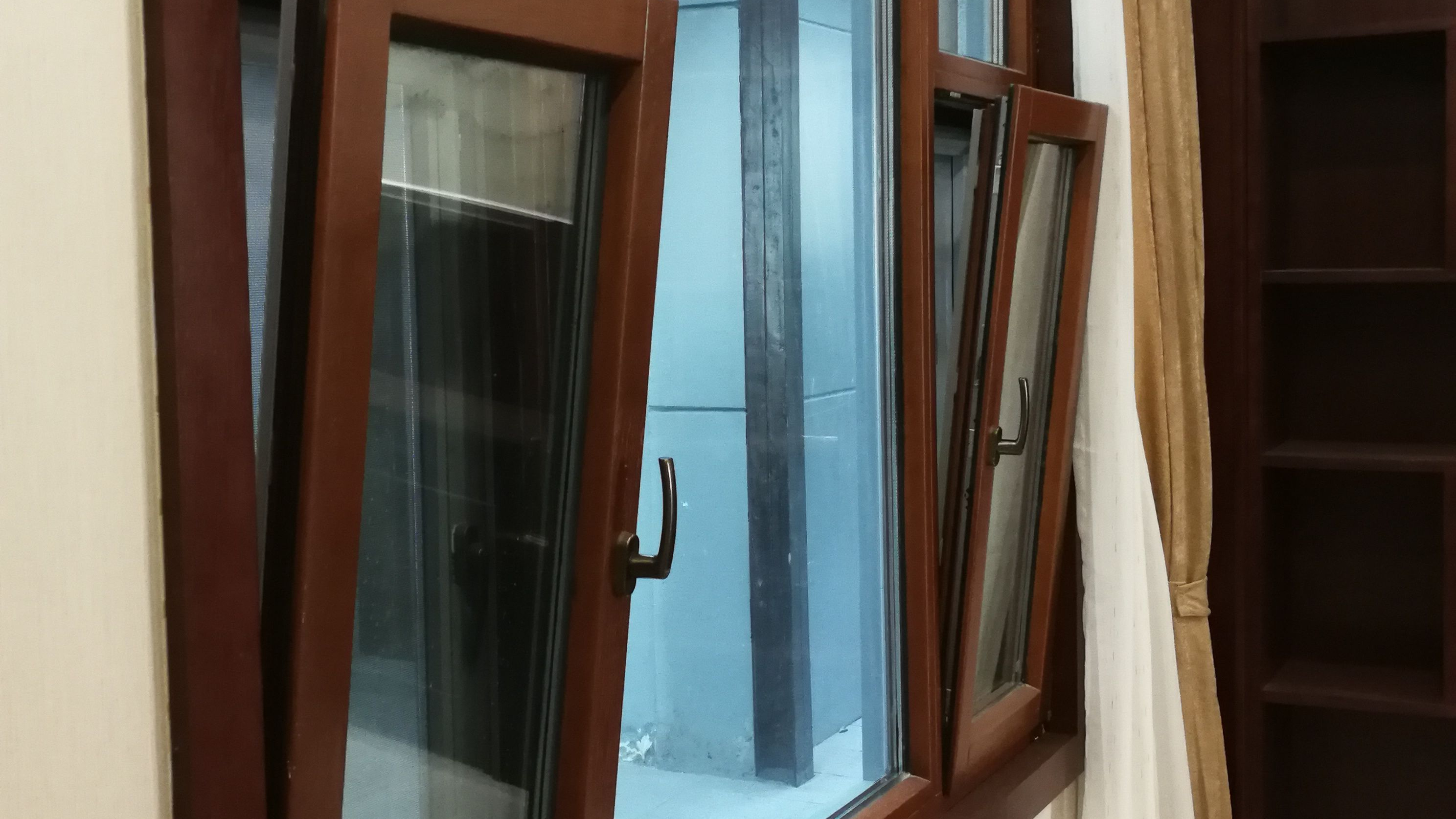 金堂木為御湖瀾橋提供鋁包木門窗案例