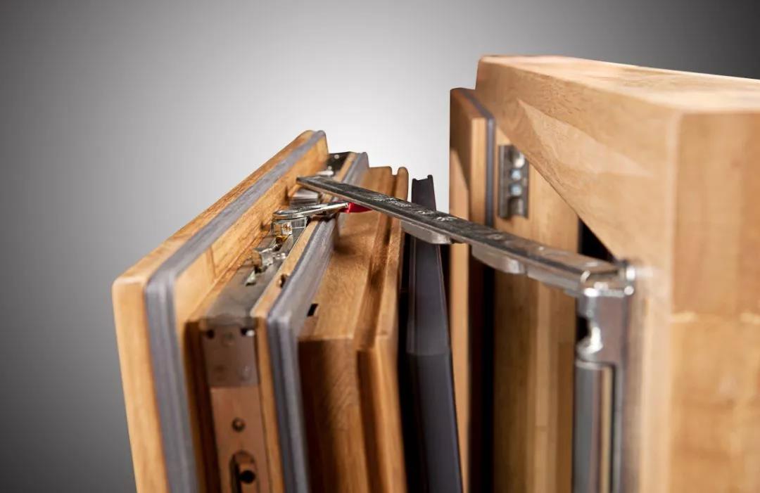 內(nèi)開(kāi)內(nèi)倒鋁包木門窗